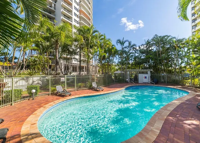 The Meriton Apartments On Main Beach