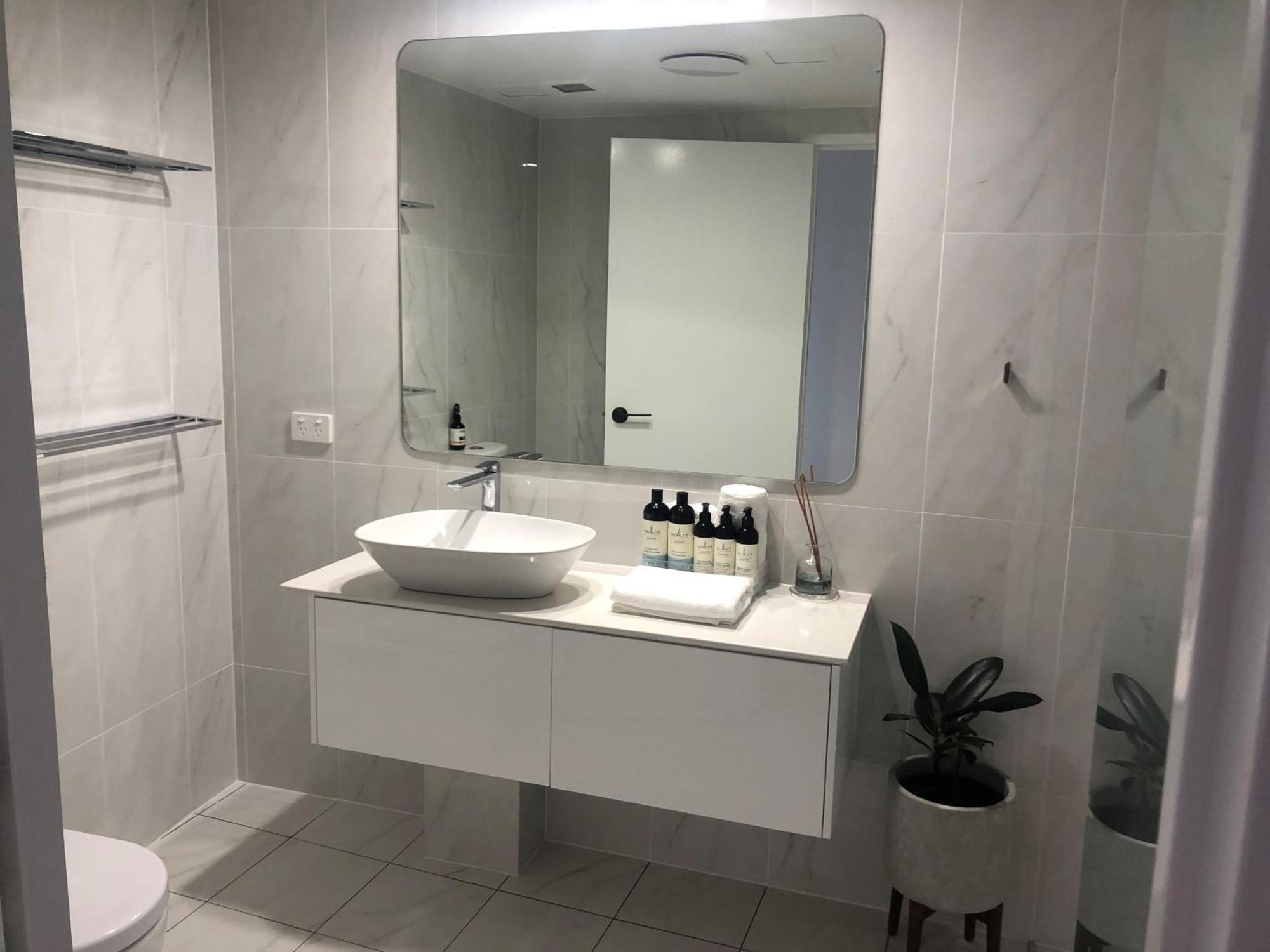 The Meriton On Main 4*